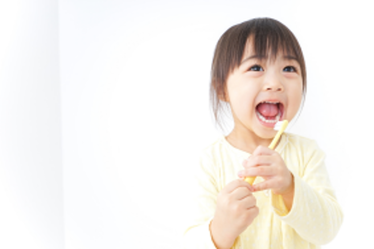 小児歯科では子供を押さえつけて治療する？恐怖を和らげる笑気麻酔とは