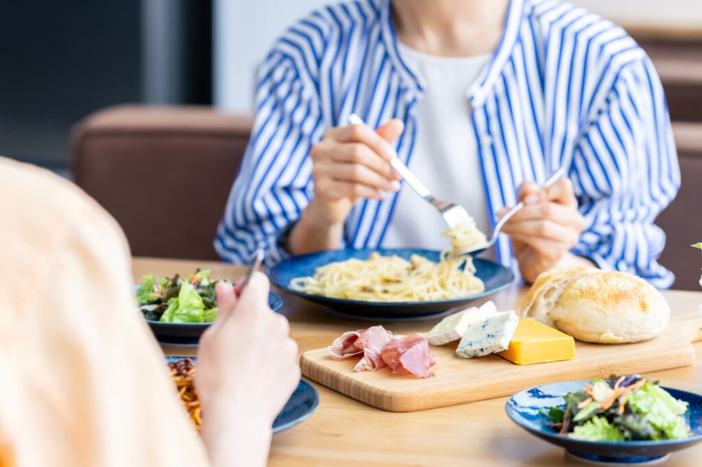 カフェでランチをしている女性