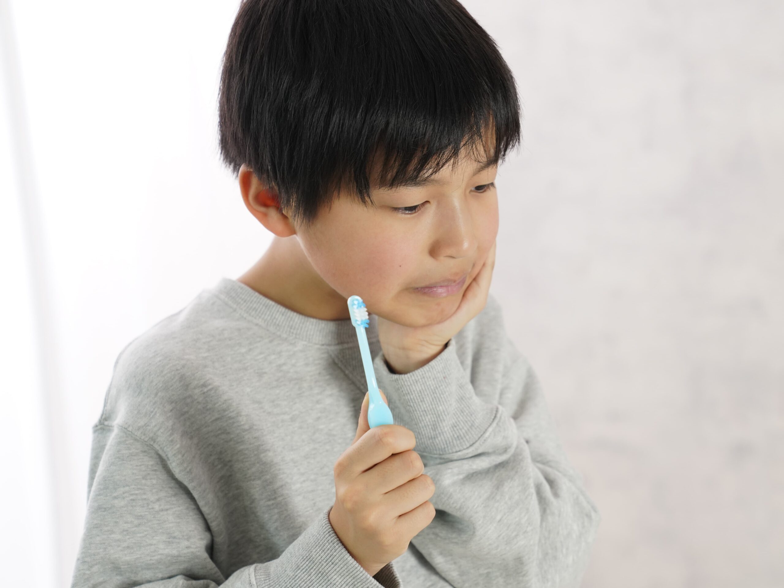 虫歯で歯が痛い子供