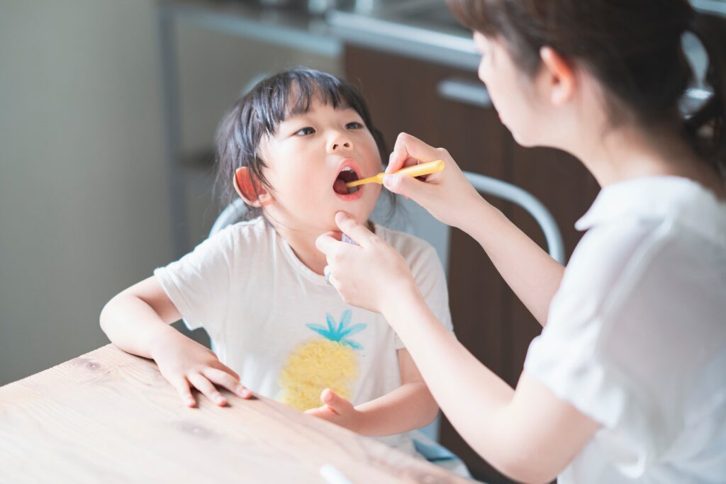 歯磨きをしている子供