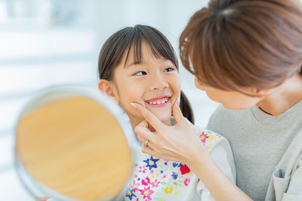 虫歯の進行するスピードが子どもの場合早いので母親がチェックしている様子