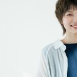 八重歯を見せて笑う女性