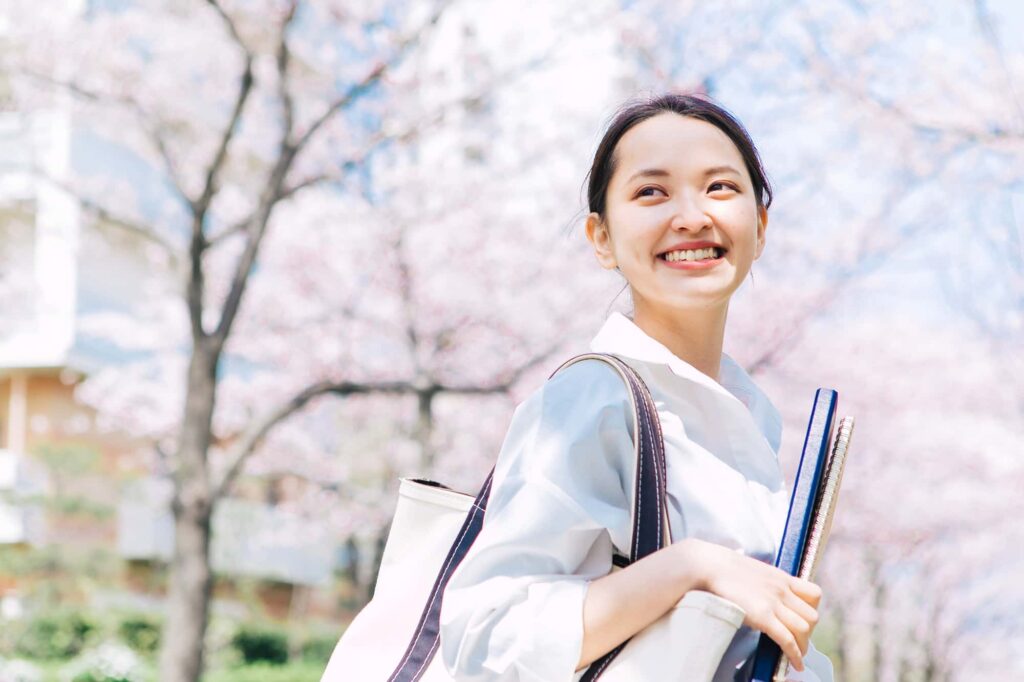 マウスピース矯正をして綺麗な歯並びで笑う女性