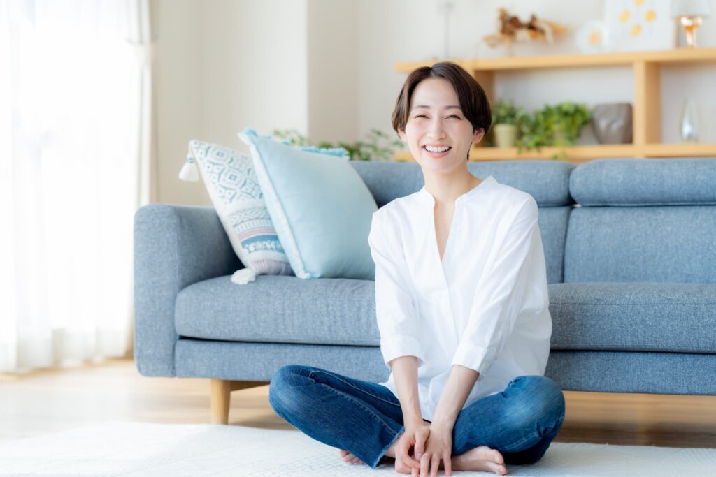 セラミックの歯を見せて笑う女性