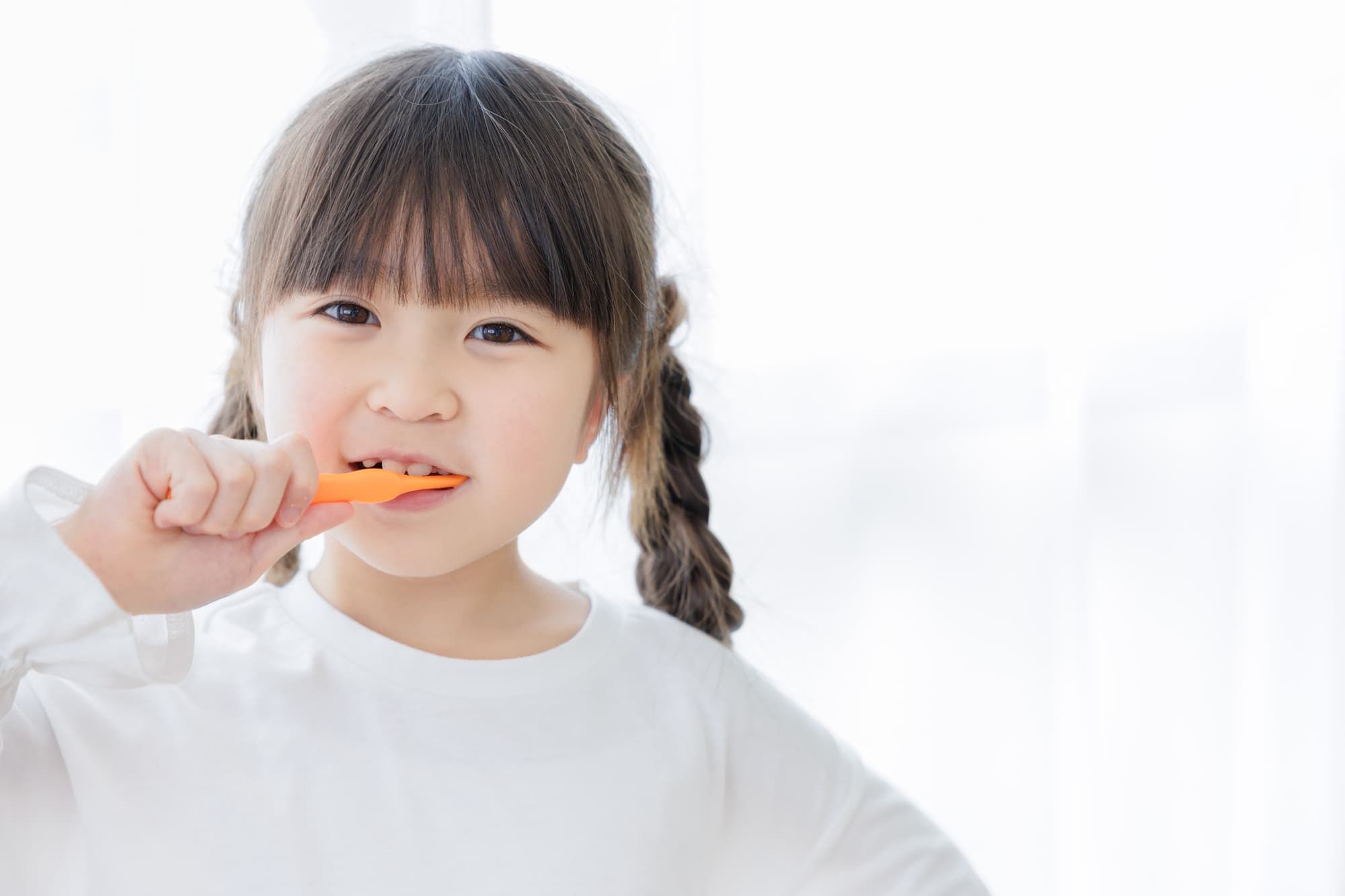 歯肉炎になるのを防ぐため歯磨きを徹底する子ども