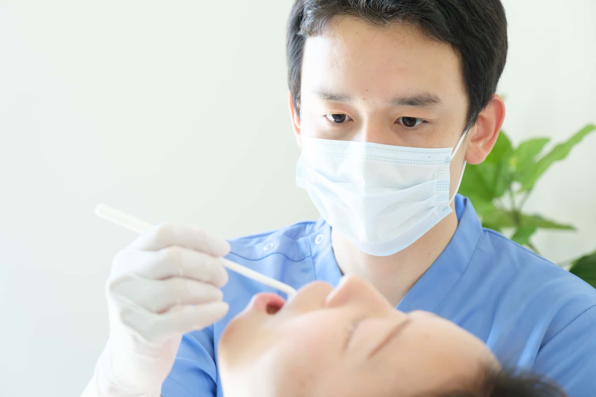 ブラッシング指導前に口腔内の診査をするイメージ