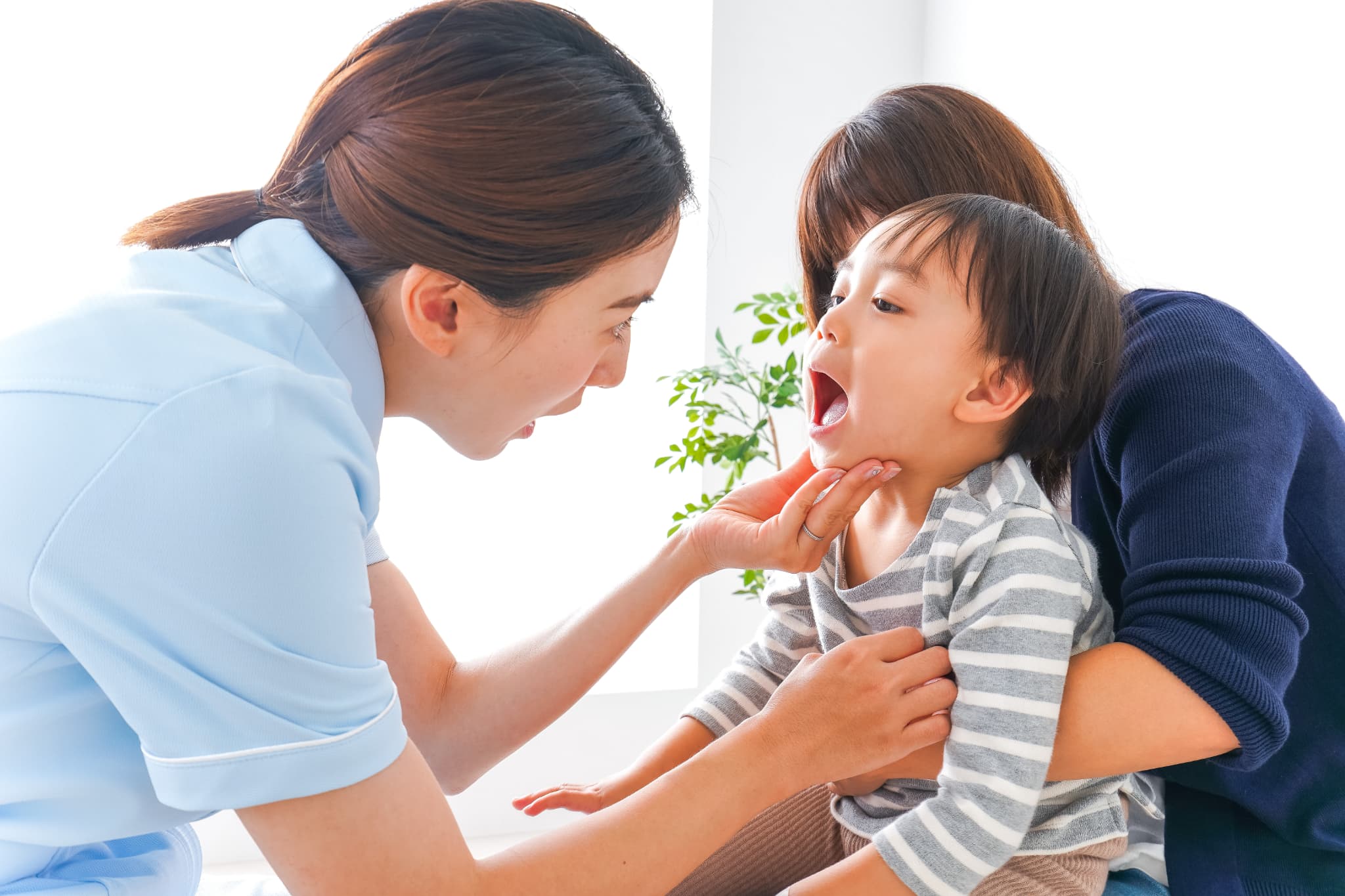 歯科医院で診察を受ける男の子