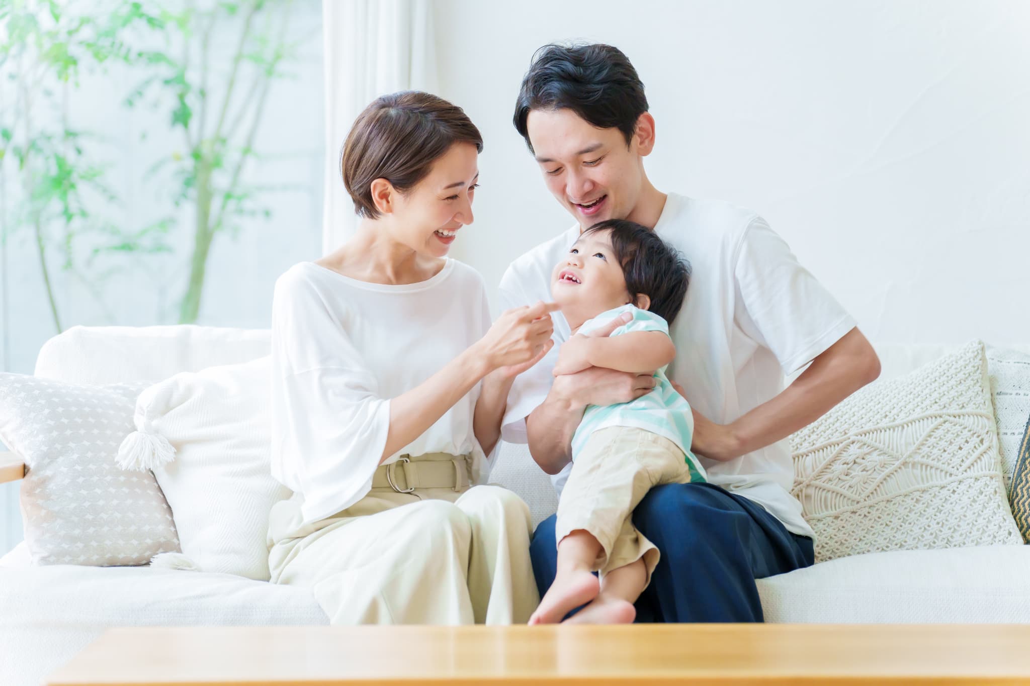 乳歯の虫歯予防をして健康に過ごす男の子と両親