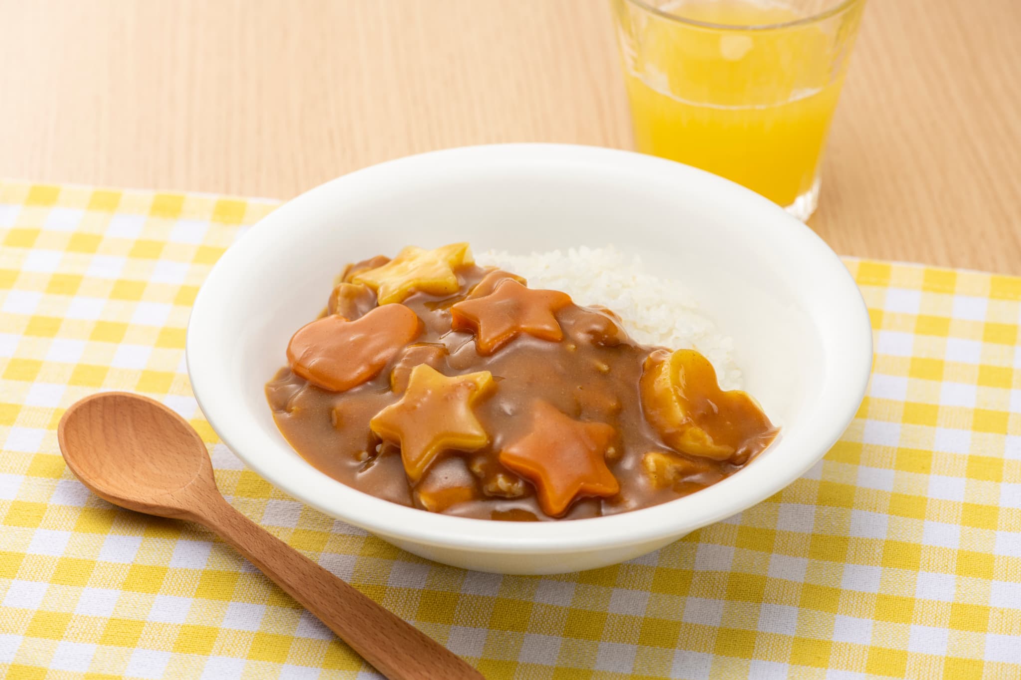 着色の原因となるカレーを頻繫に食べるイメージ