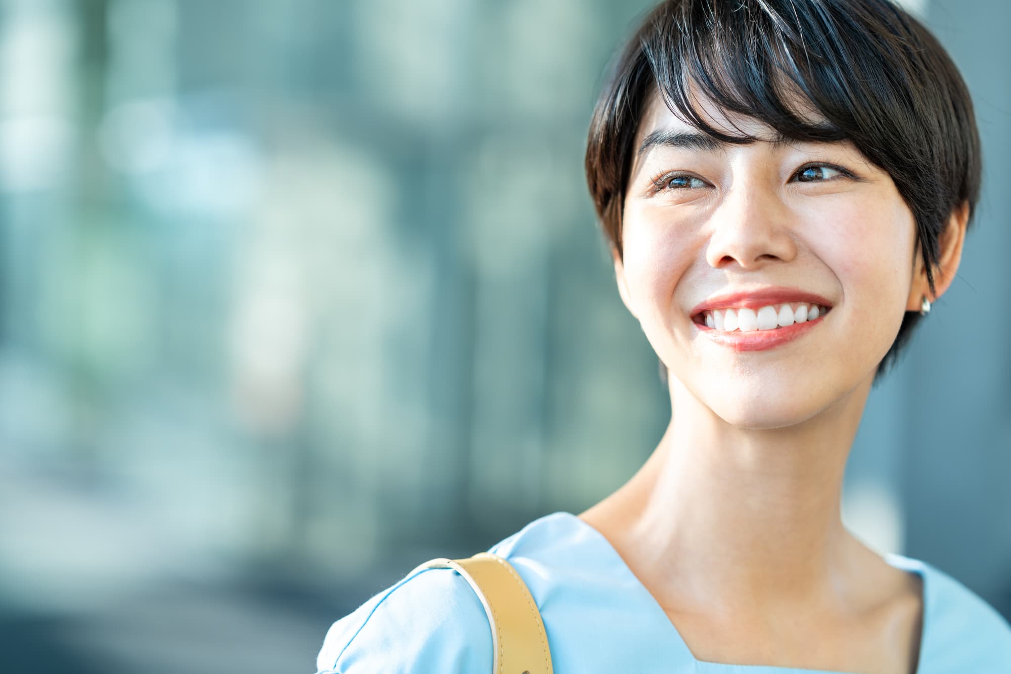笑顔でハツラツとした女性