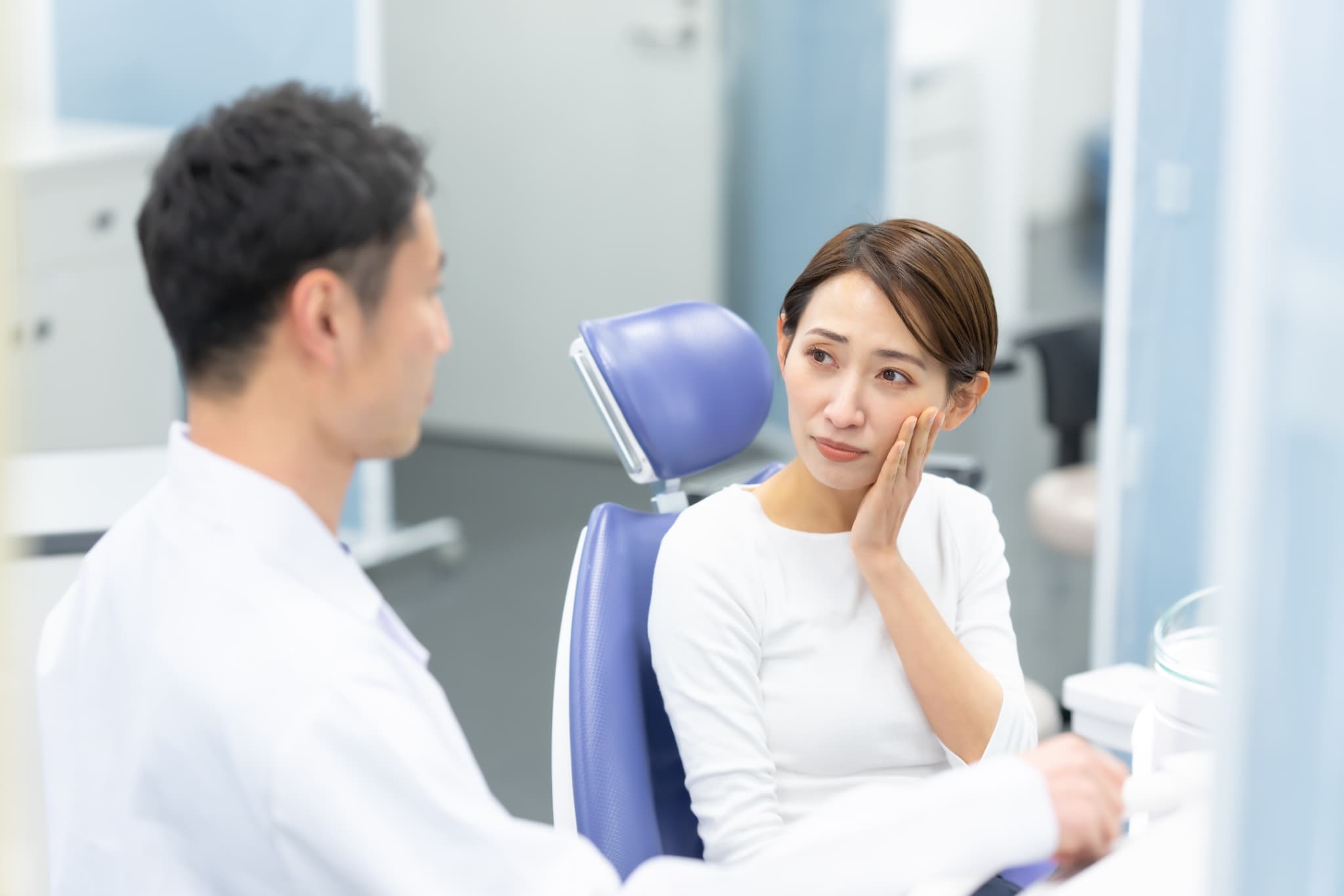 マウスピース矯正で抜歯が必要か相談する女性