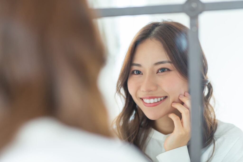 マウスピース矯正で受け口を治して笑顔を見せる女性