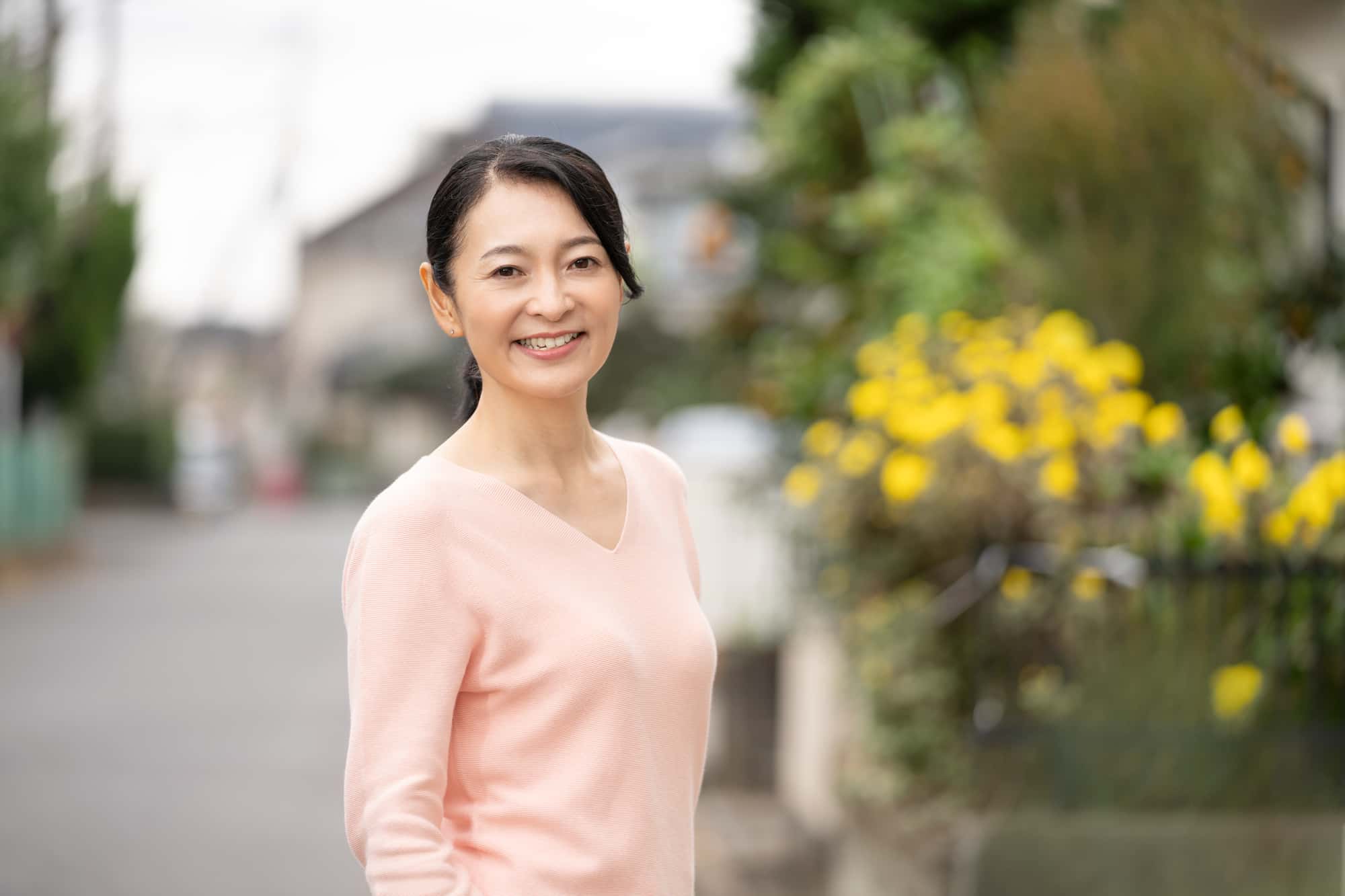 セラミックの歯にして笑顔の女性
