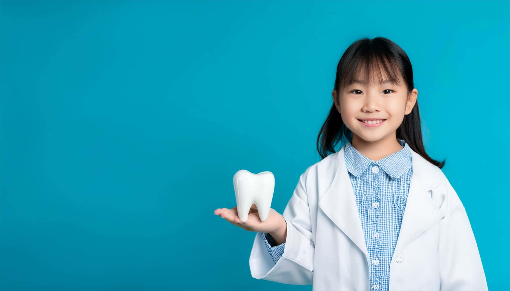 子どもの歯へのフッ素塗布について説明するイメージ