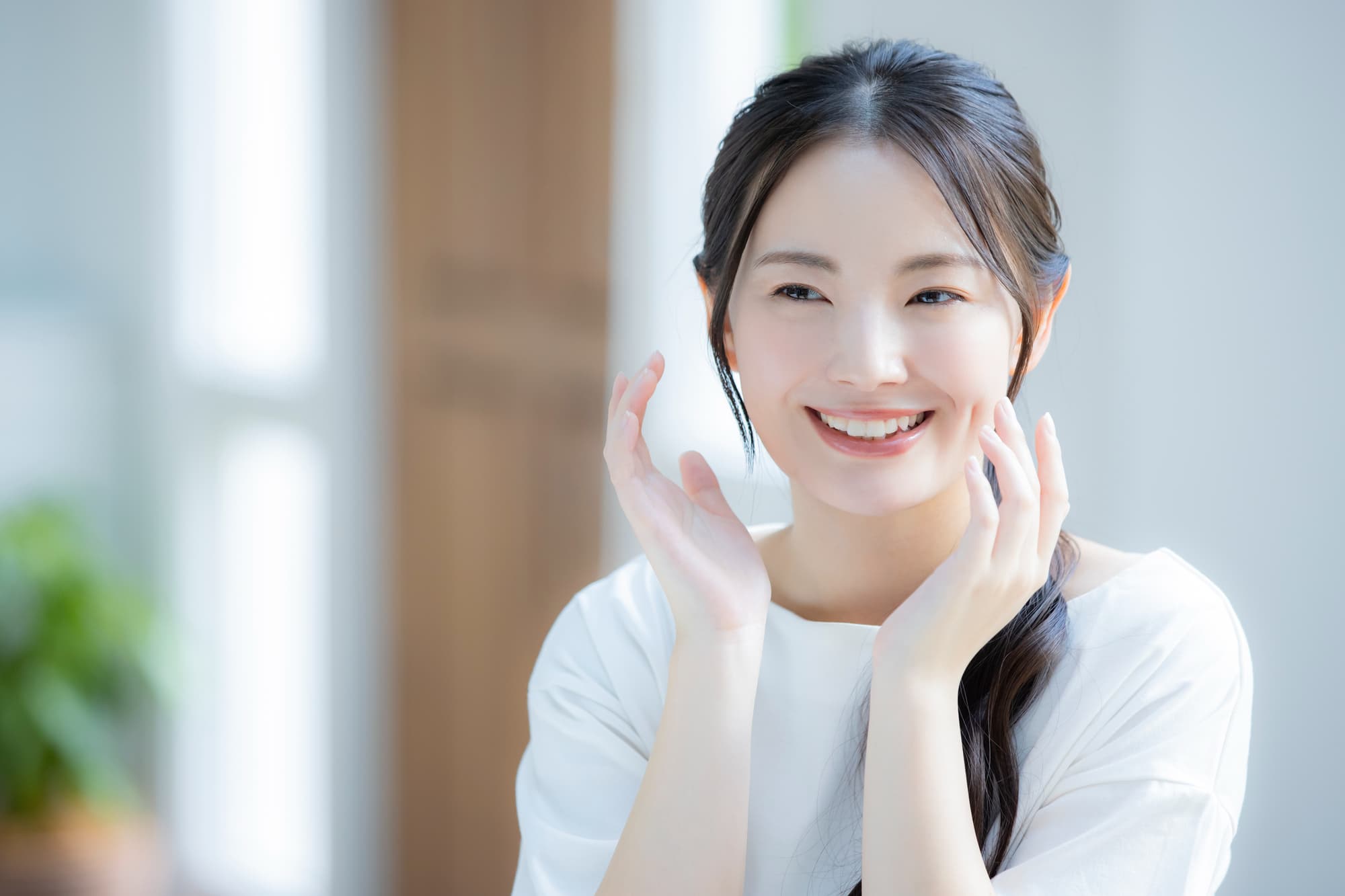 大人の受け口を治療して嬉しそうな笑顔を見せる女性