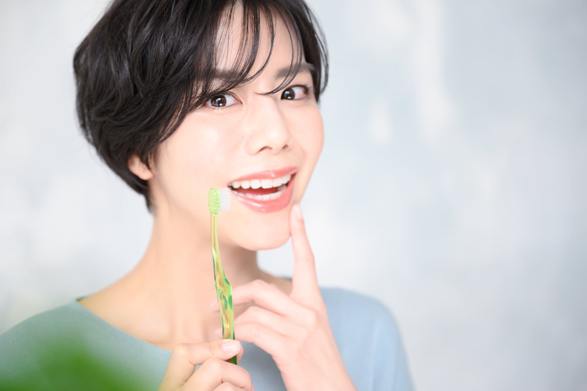 虫歯を予防するため毎日丁寧に歯磨きをする女性