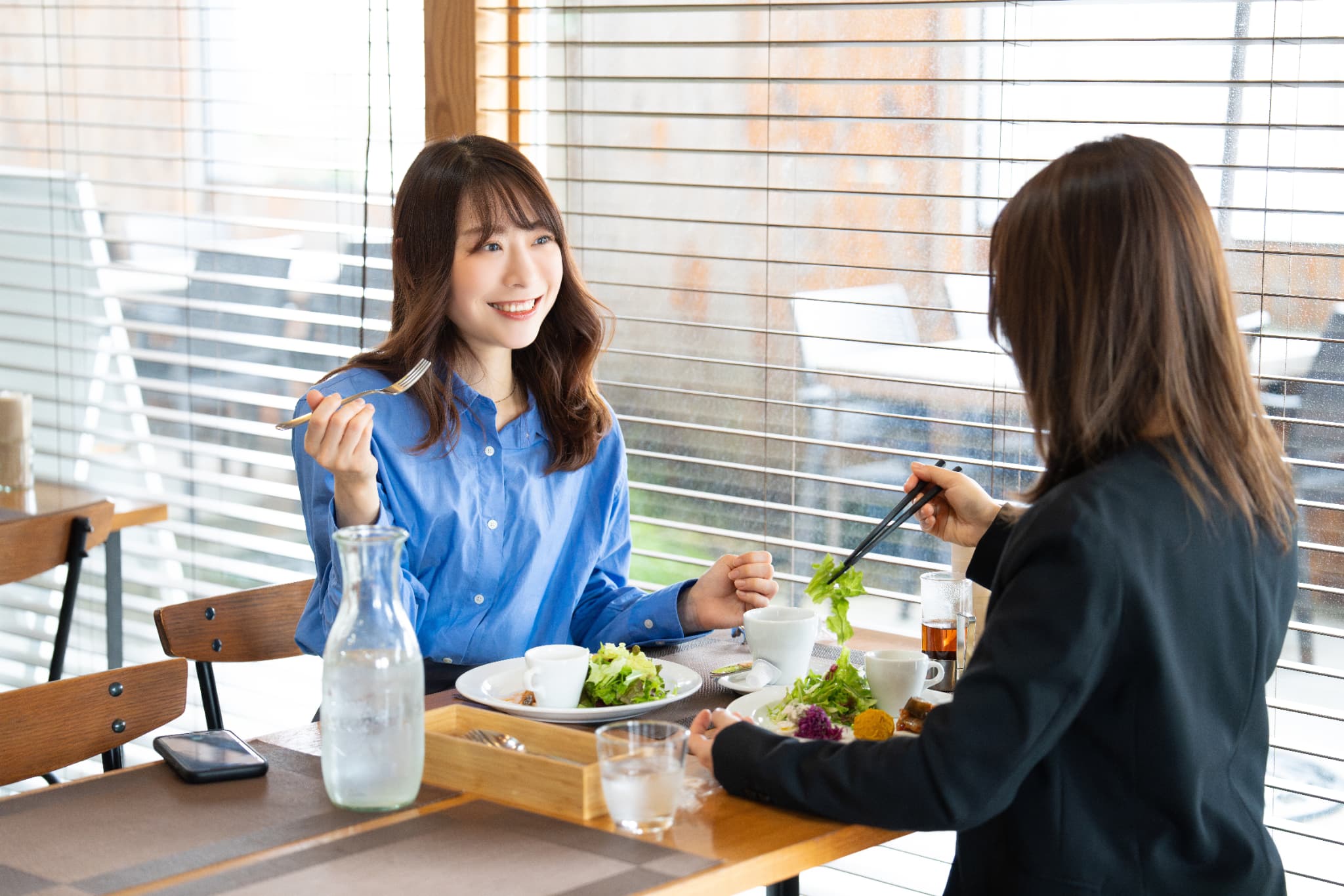 友人と外食を楽しむマウスピース矯正中の女性