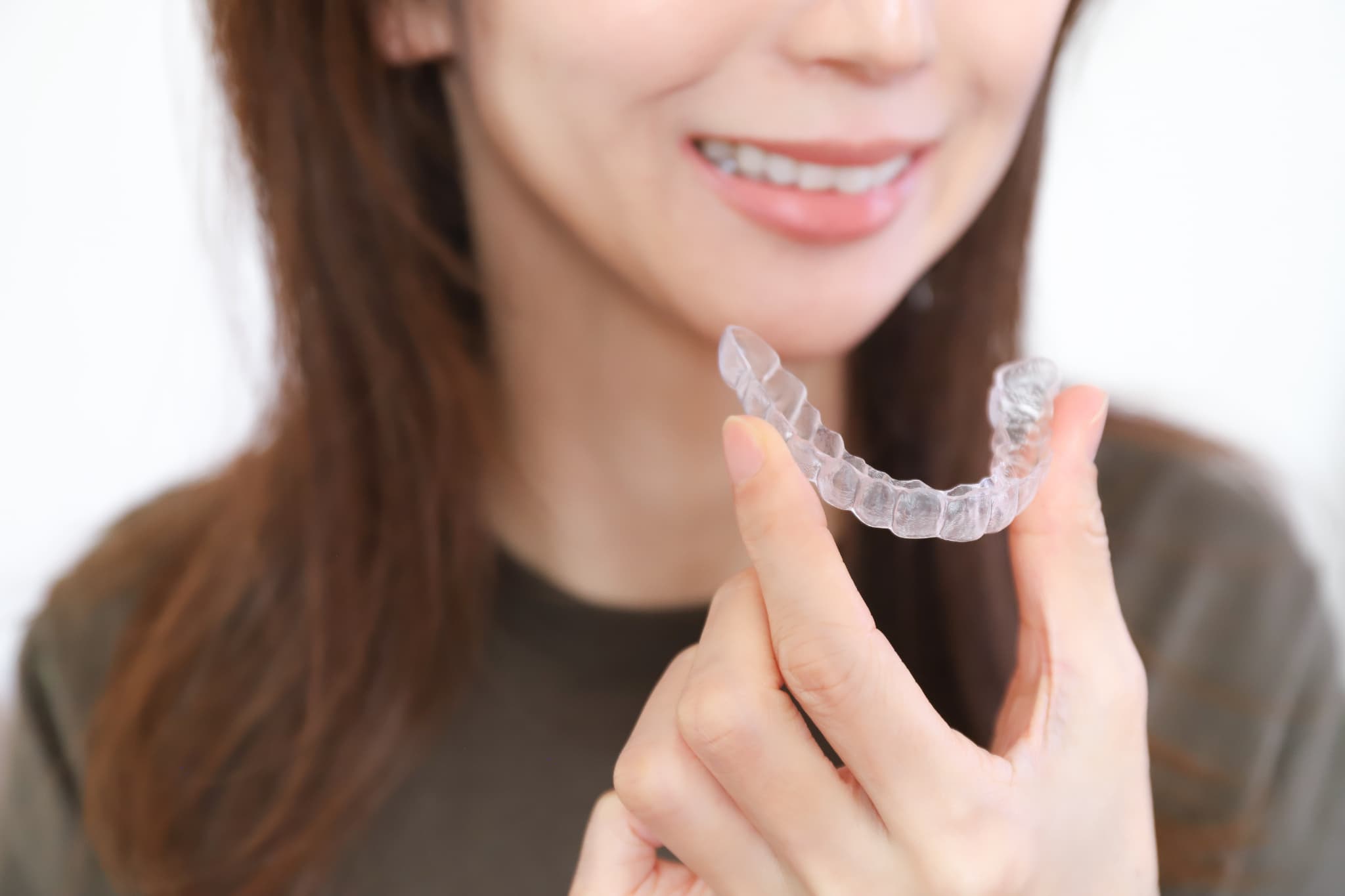 外食先でマウスピースを外す女性