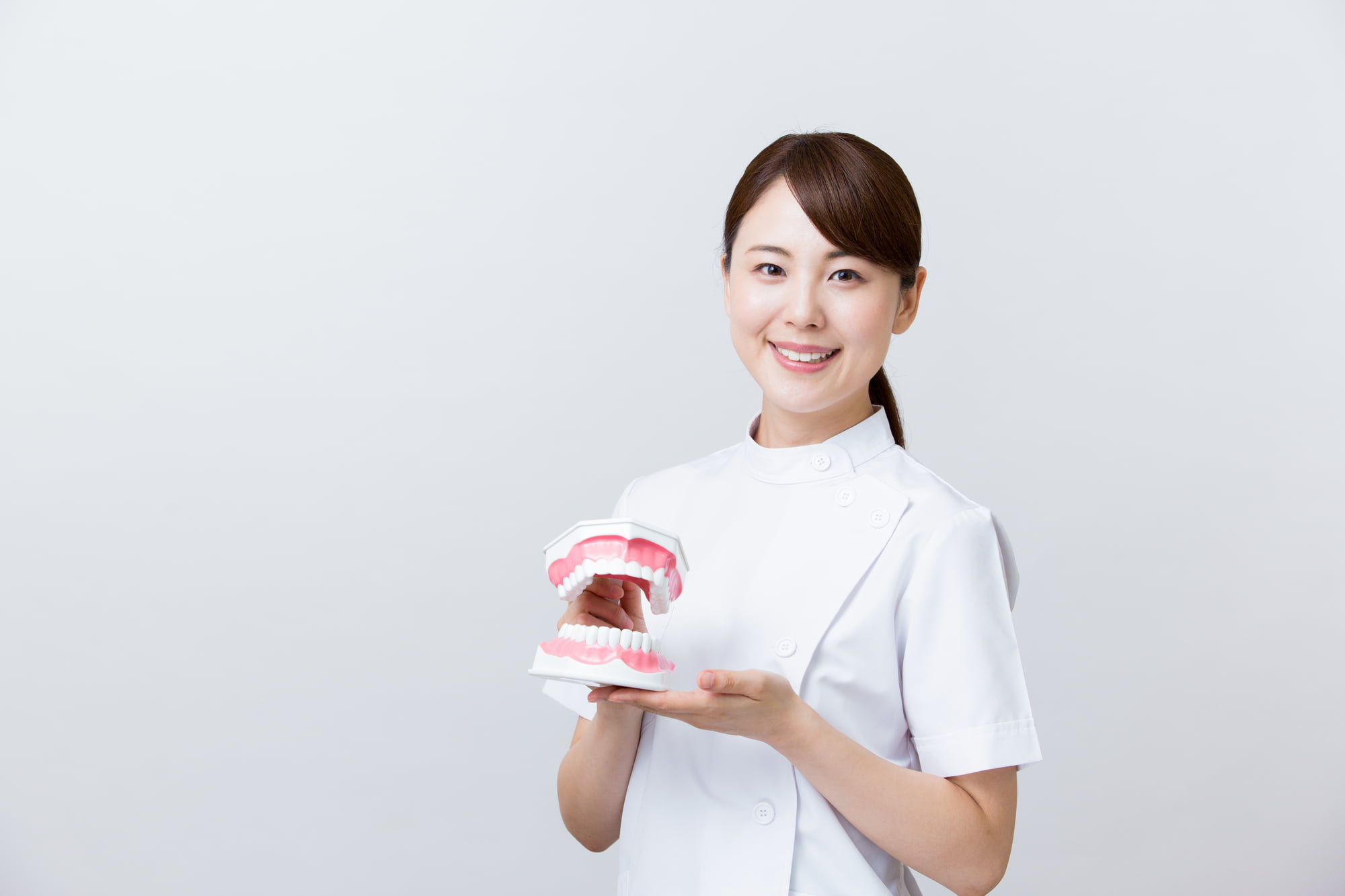 早期治療の重要性を説明する歯科衛生士