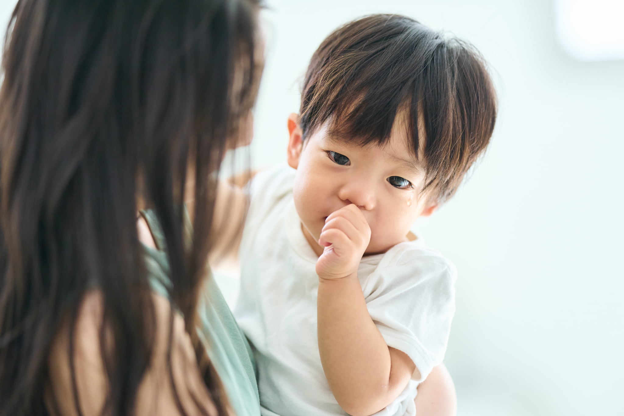 反対咬合の主な原因の指しゃぶりをする子ども