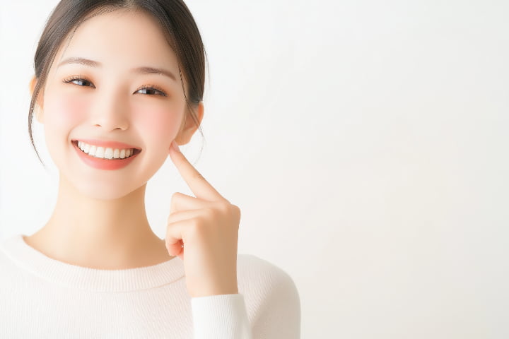 矯正治療をして歯列が整い笑顔に自信が出た女性