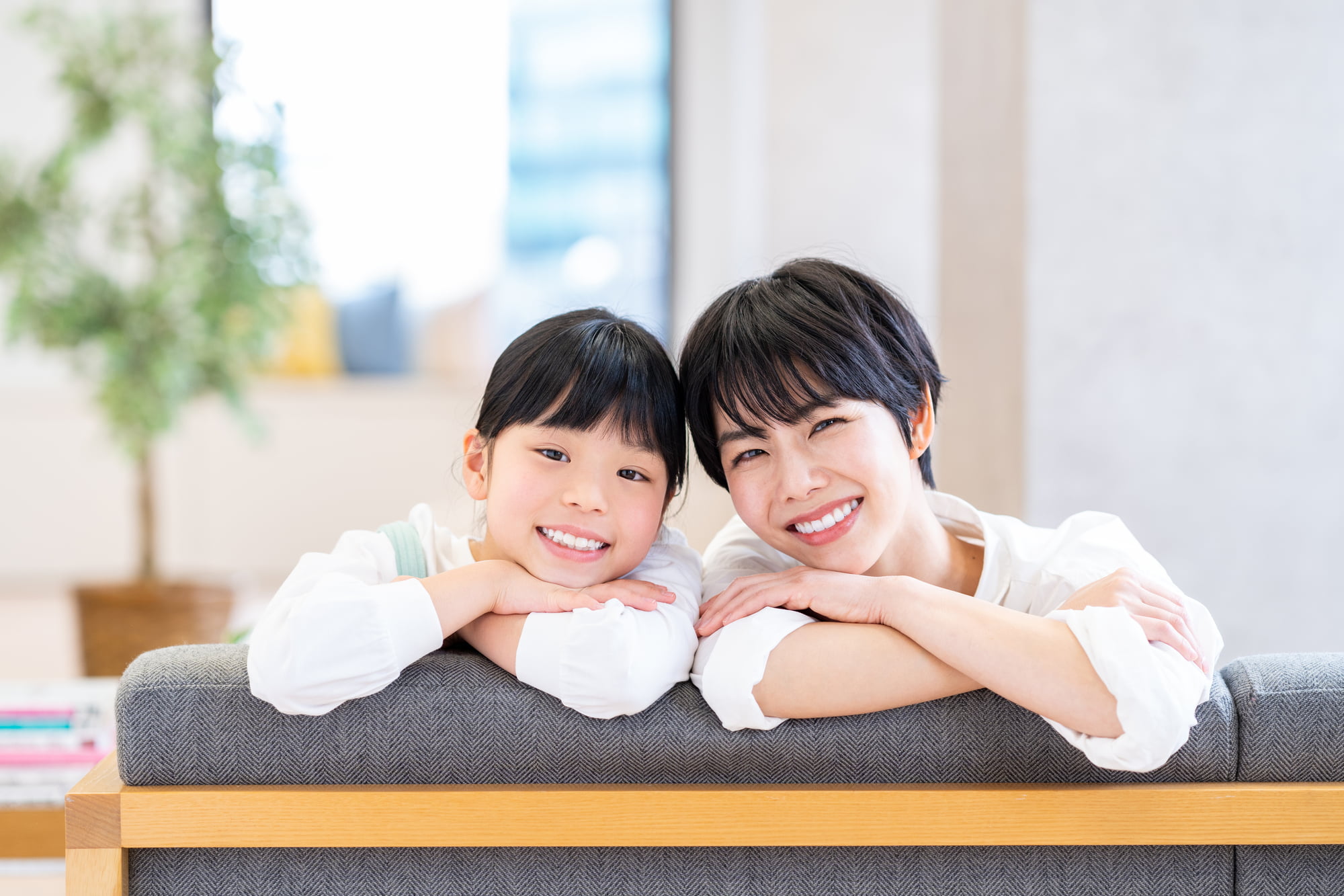 子どもの反対咬合を治療し笑顔になる親子