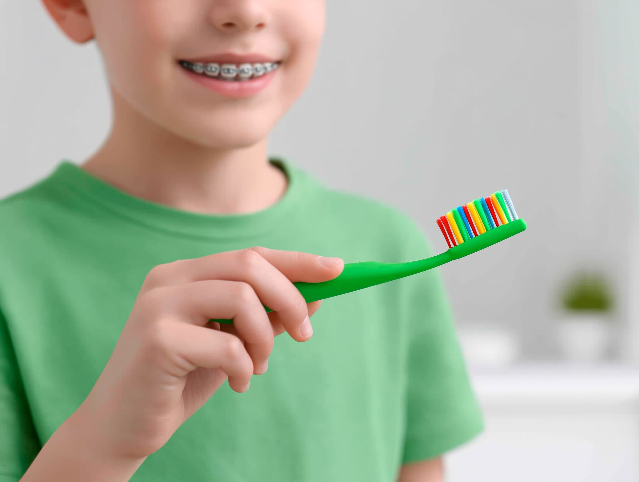 小児矯正で痛みが出るのを予防するため丁寧に歯磨きをする子ども