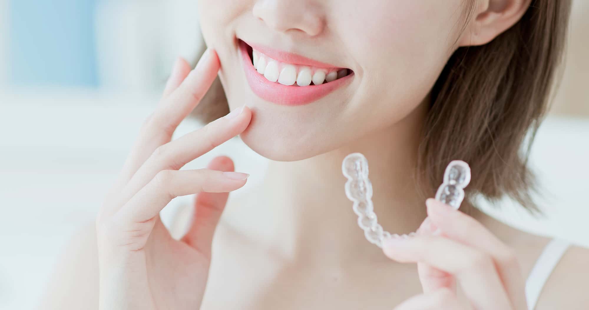 マウスピース矯正で美しい歯ならびになって喜ぶ女性