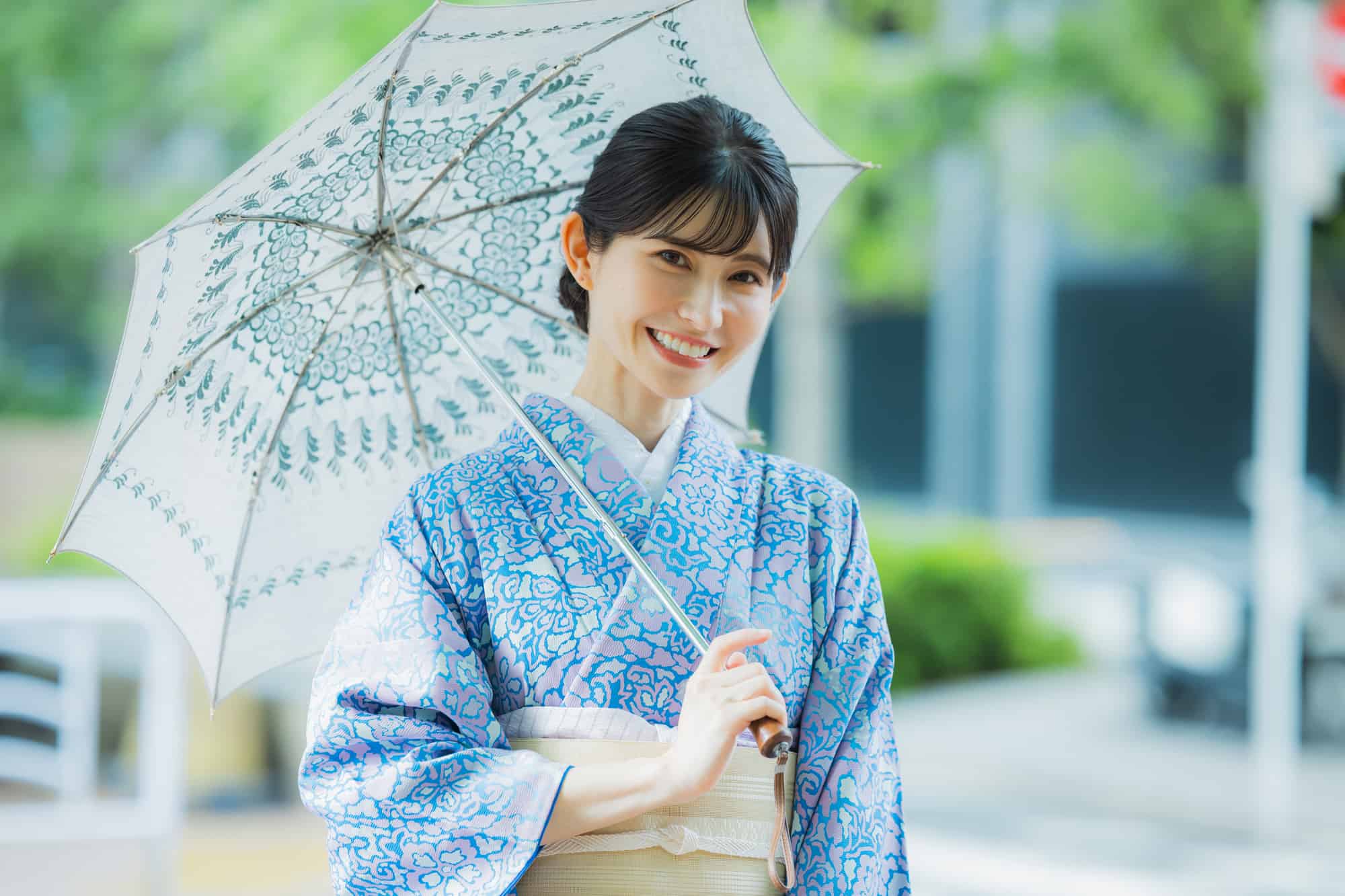 マウスピース矯正で美しくなった歯ならびで笑う着物の女性