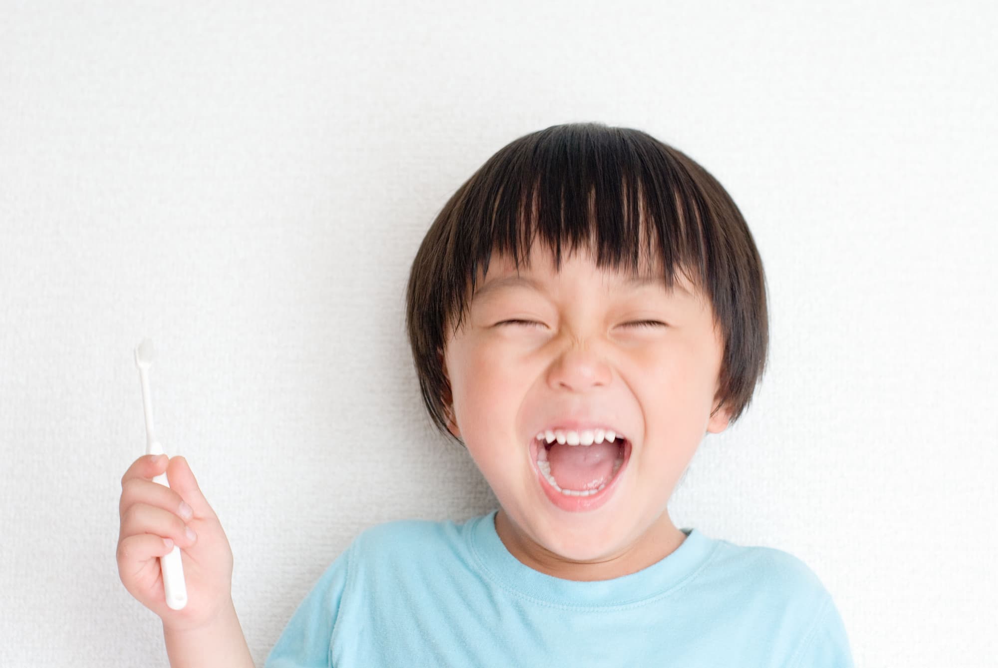 おやつを食べ歯みがきをする子ども